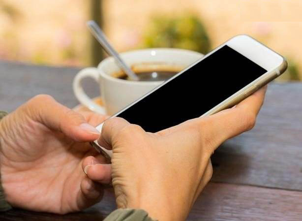 如何一边吃饭一边单手玩手机？